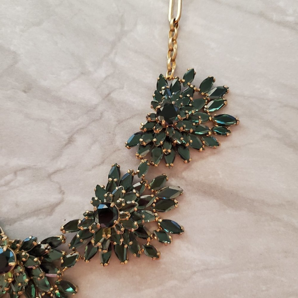 🎄 J.Crew Emerald Stacked Cluster Fan Rhinestone Crystal Statement Necklace 🎄 - Picture 4 of 14